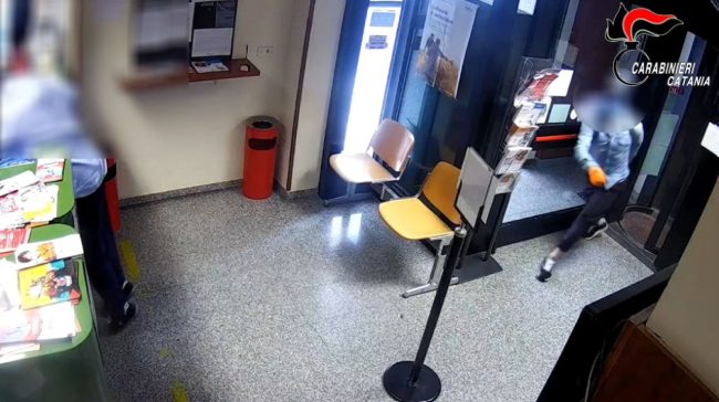 Rapina in banca a Mineo nel 2024, concluse le indagini – IL VIDEO