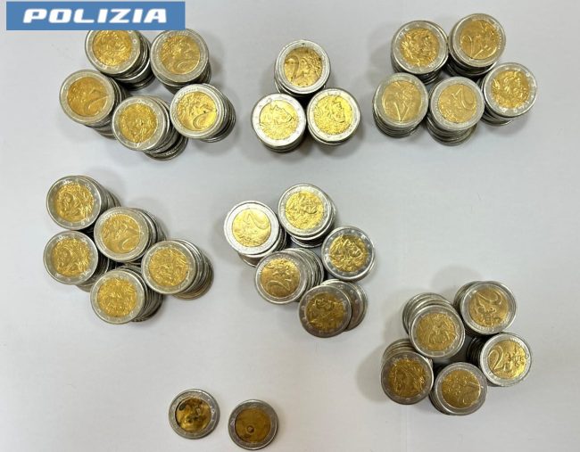 Tenta di pagare la spesa con monete false: denunciato un pluripregiudicato di Acireale