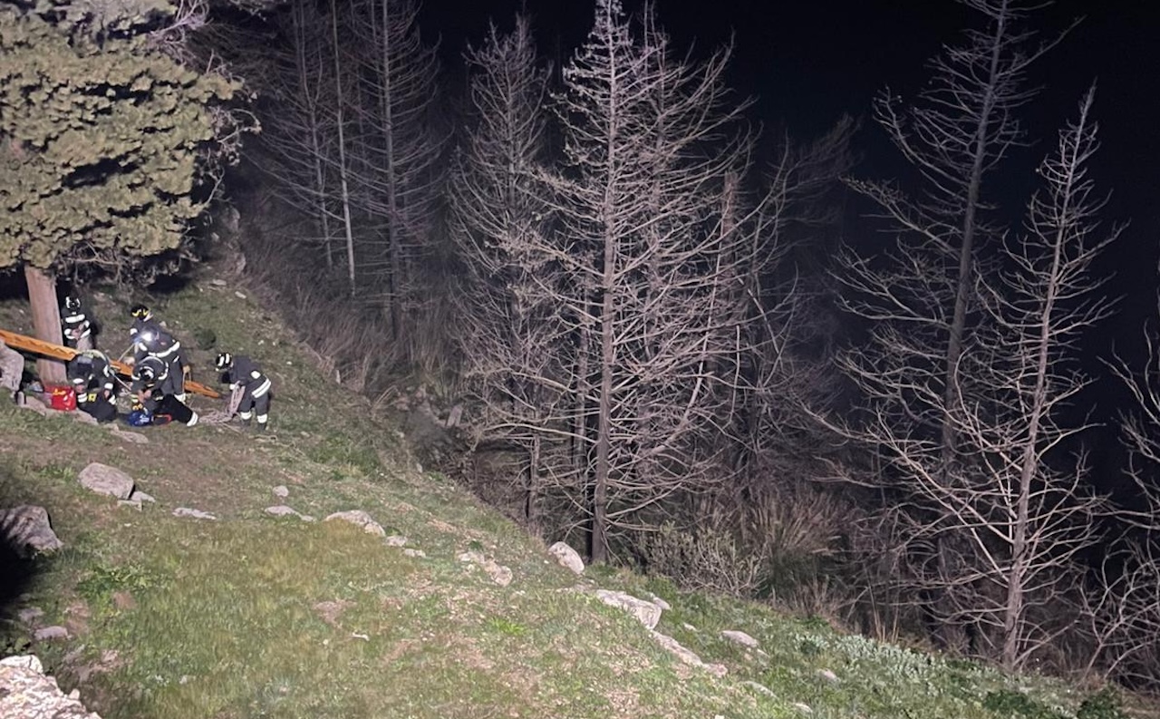 Cade in un dirupo nei pressi della pineta di Calaforno: donna salvata dai Vigili del Fuoco