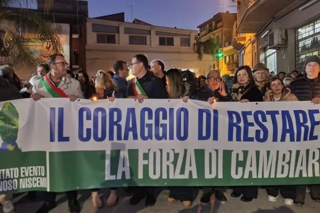 Niscemi, a un mese dalla frana la città scende in piazza: corteo e fiaccolata per ripartire