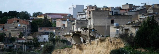 “La Sicilia alza la testa”: da Niscemi l’accusa di De Luca e la proposta per ripartire