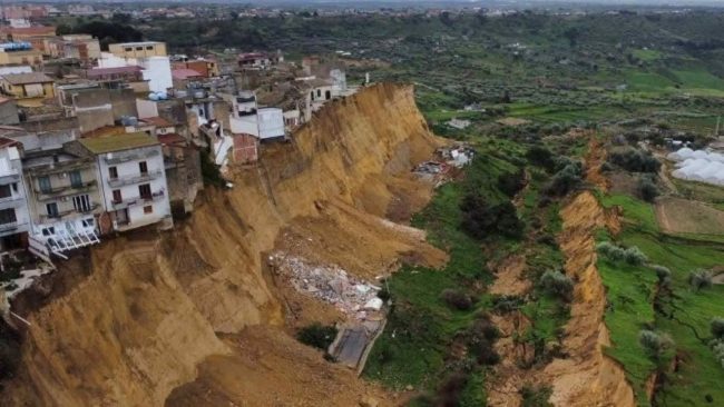 Frana di Niscemi, il drone torna a volare: nuove immagini sul fronte ceduto