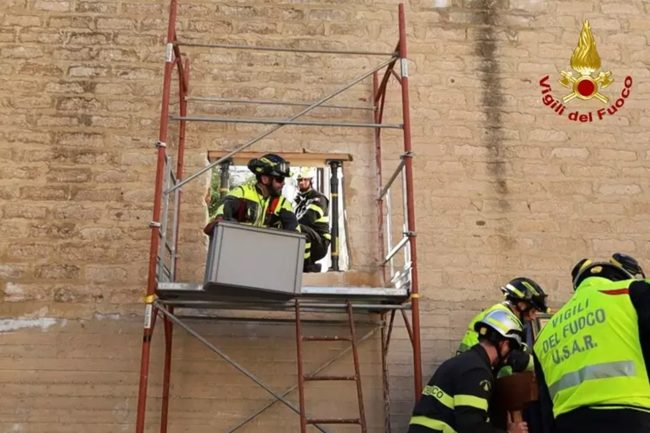 Niscemi, biblioteca a rischio frana: salvati 350 libri