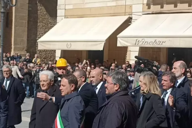 Niscemi, lungo applauso per l’arrivo di Mattarella: “Presidente non si dimentichi di noi”