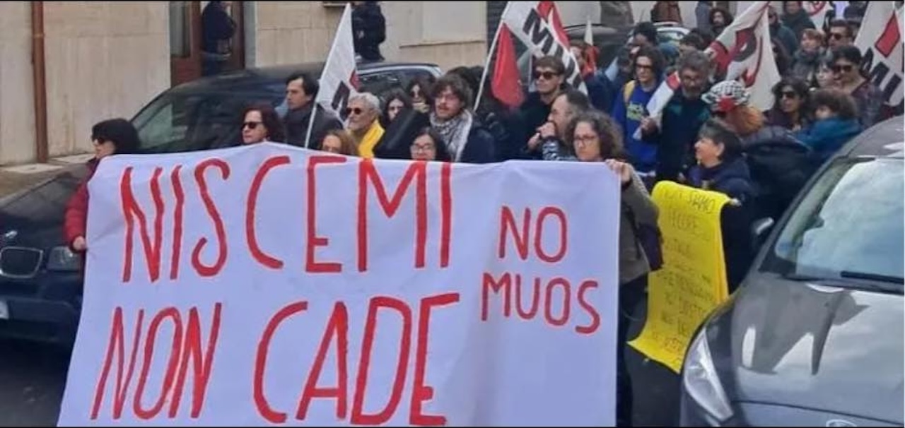 Niscemi in piazza con il movimento No Muos: “Territorio abbandonato, fermare i lavori nella base Usa”