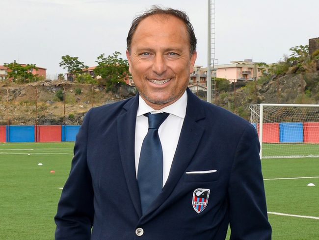 Catania, l’ultimo saluto a Orazio Russo: camera ardente al Massimino, funerali in Cattedrale