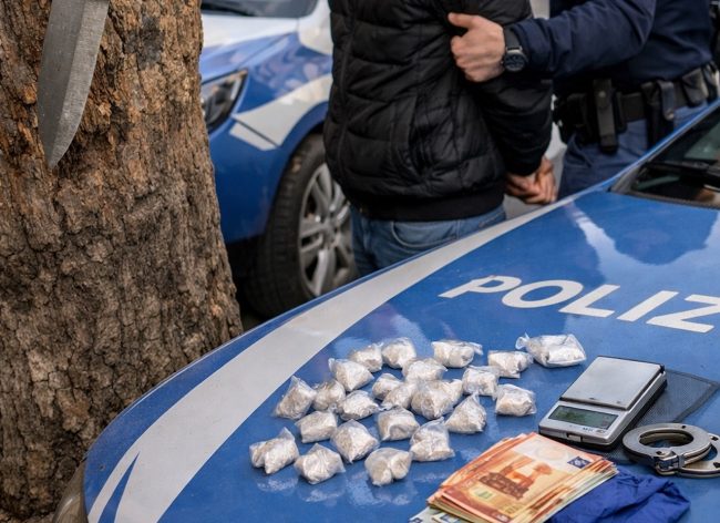 Palermo, in strada con coltello e dosi di crack: arrestato 18enne