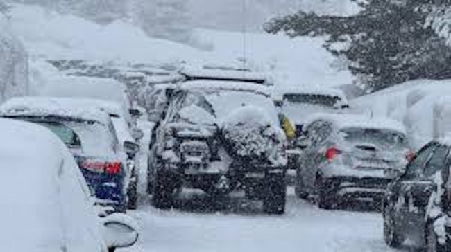 Caos neve sull’Etna Nord: chiusa strada per Piano Provenzana, scatta l’emergenza viabilità
