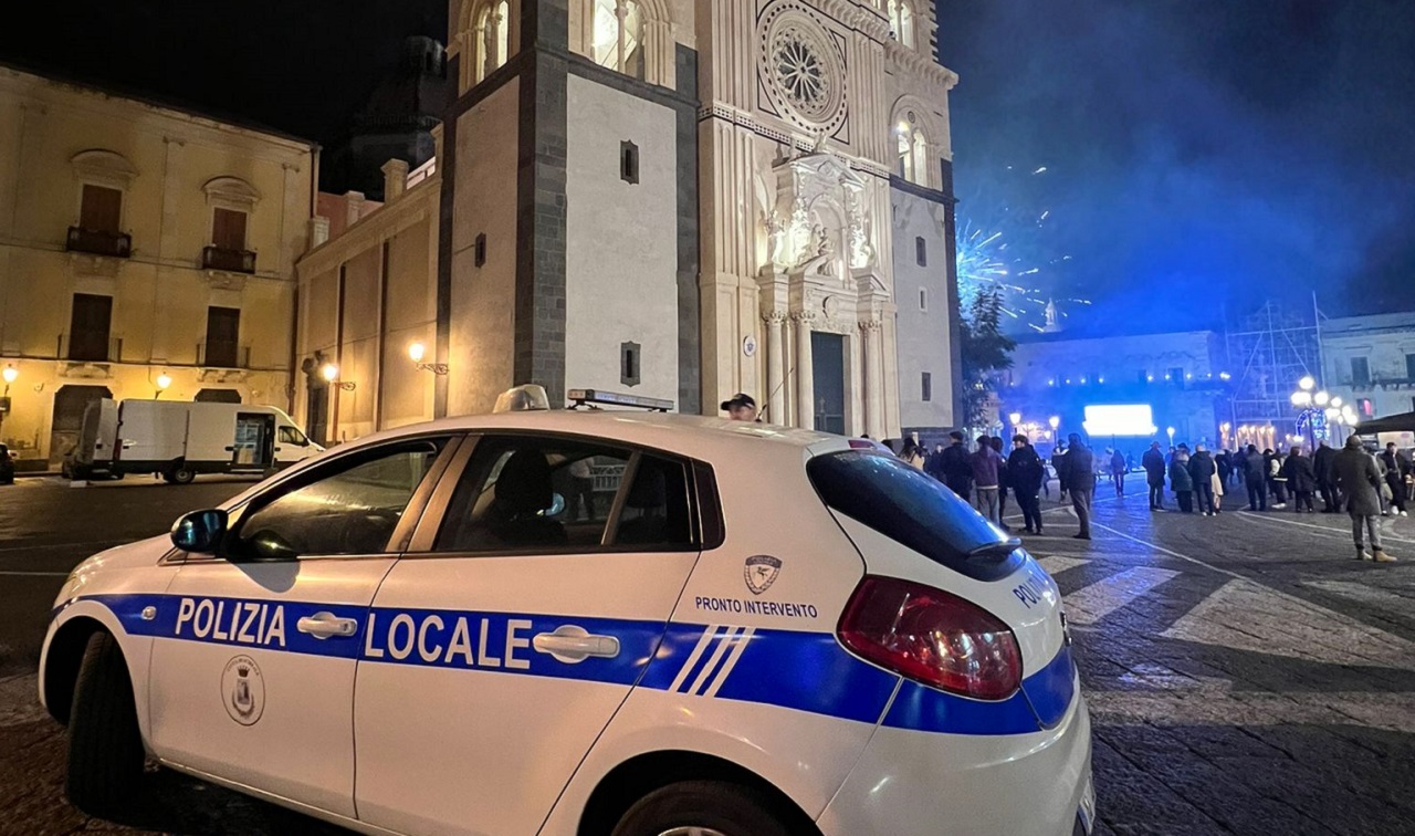 Sequestrate 51 bombolette di stelle filanti spray ad Acireale Sequestrate 51 bombolette di stelle filanti spray ad Acireale
