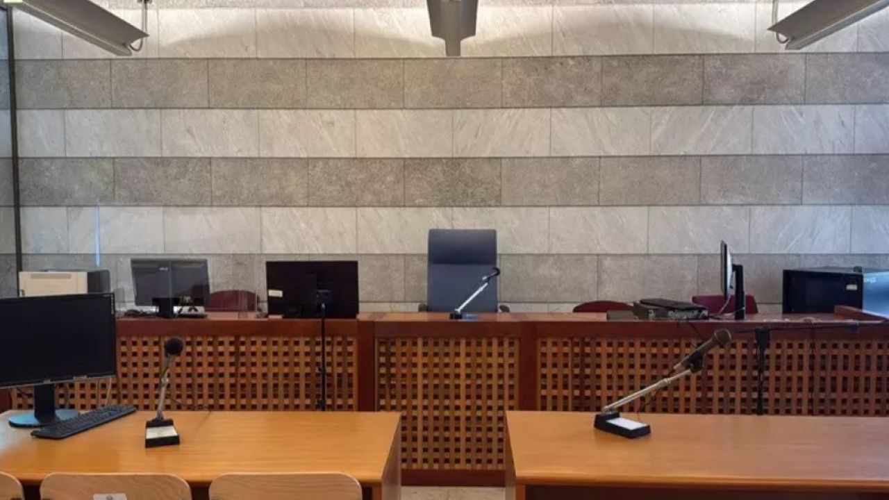 Spiavano un medico per conto del suocero: condannati due poliziotti