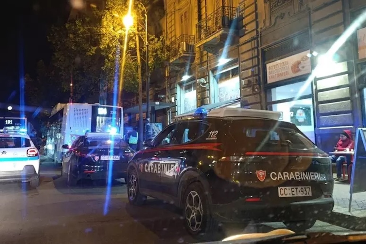 Palermo, rissa sull’autobus 124 in via Roma: fermato un uomo dopo presunte molestie a una minorenne Palermo, rissa sull’autobus 124 in via Roma: fermato un uomo dopo presunte molestie a una minorenne