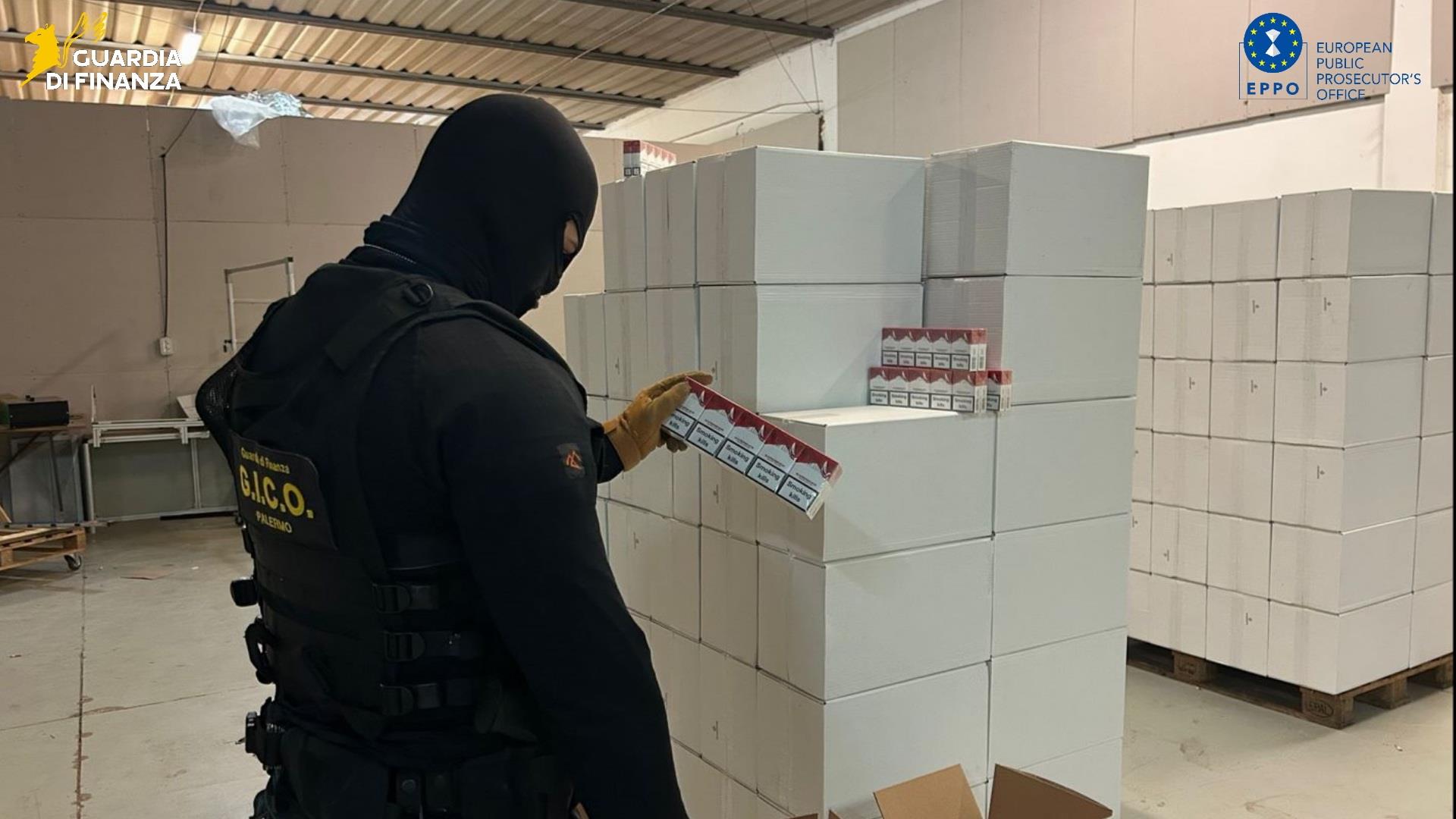 Scoperta fabbrica clandestina di sigarette: maxi sequestro tra Palermo e Padova