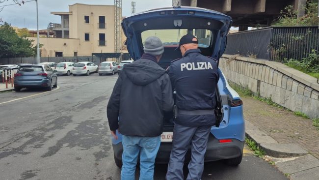 Parcheggi selvaggi a Catania, colto in flagrante un parcheggiatore abusivo con 26 chiavi di svariati veicoli
