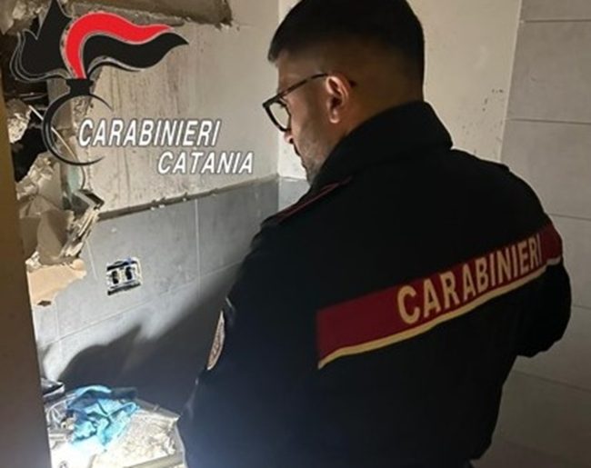 Spaccio nel centro di Catania, blitz dei carabinieri: due arresti vicino via Acquicella