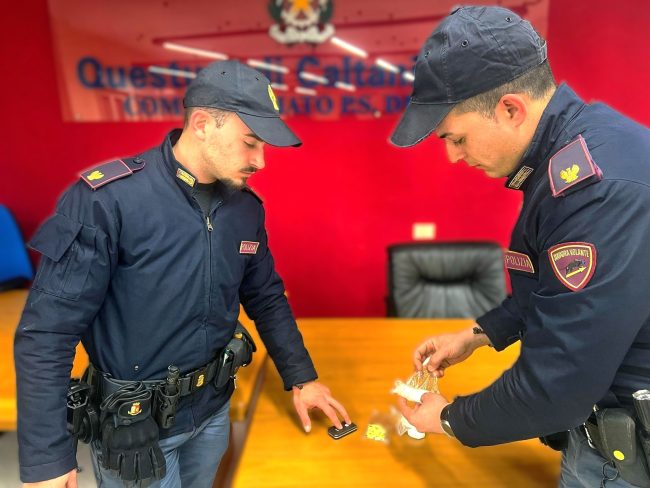 Gela, tra arresti e droga nascosta nelle cassette del gas: i controlli
