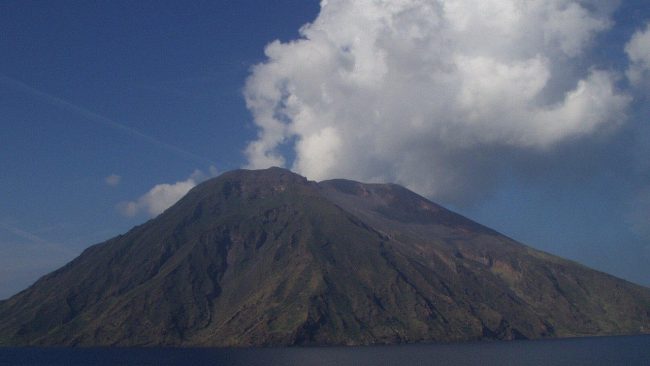 Eruzione a Stromboli, l’Ingv tiene sotto osservazione il sito tra flussi lavici e attività esplosive