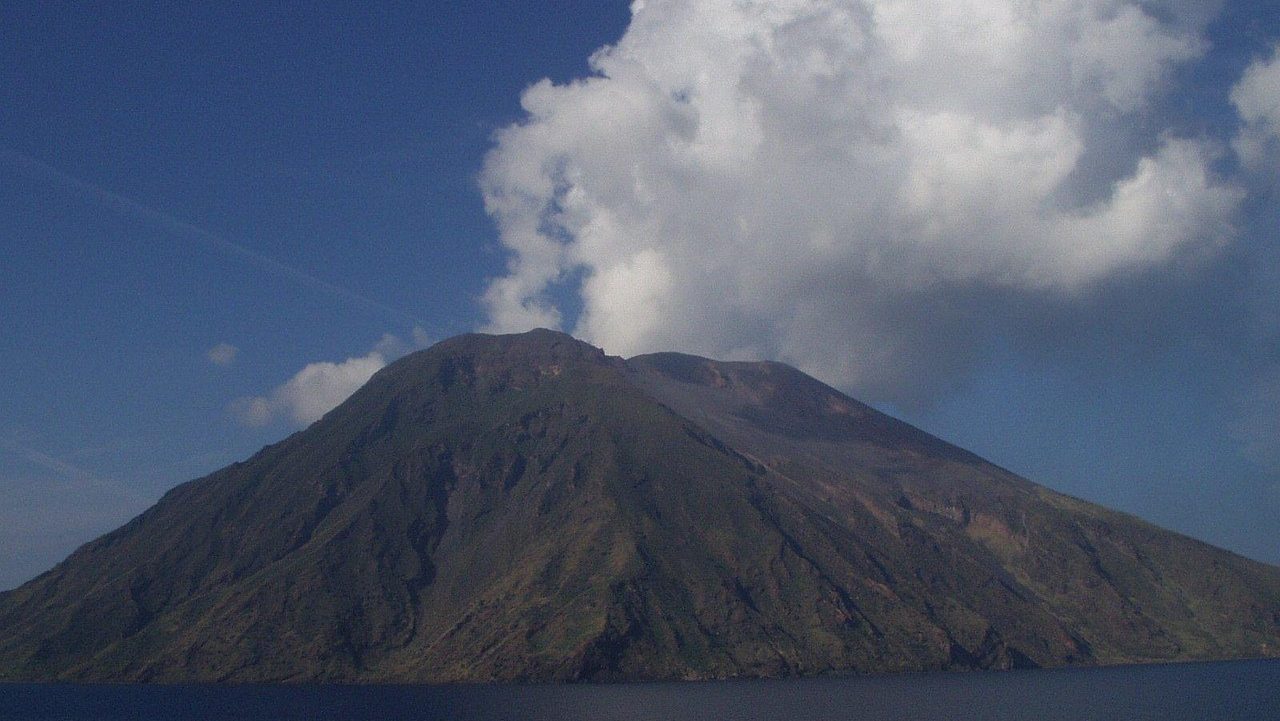 Eruzione a Stromboli, l’Ingv tiene sotto osservazione il sito tra flussi lavici e attività esplosive Eruzione a Stromboli, l’Ingv tiene sotto osservazione il sito tra flussi lavici e attività esplosive