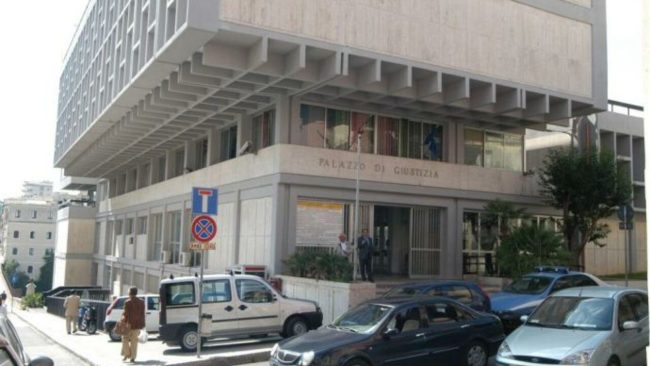 Dall’isolamento in casa ai maltrattamenti davanti i figli: così un uomo trattava sua moglie nel Ragusano