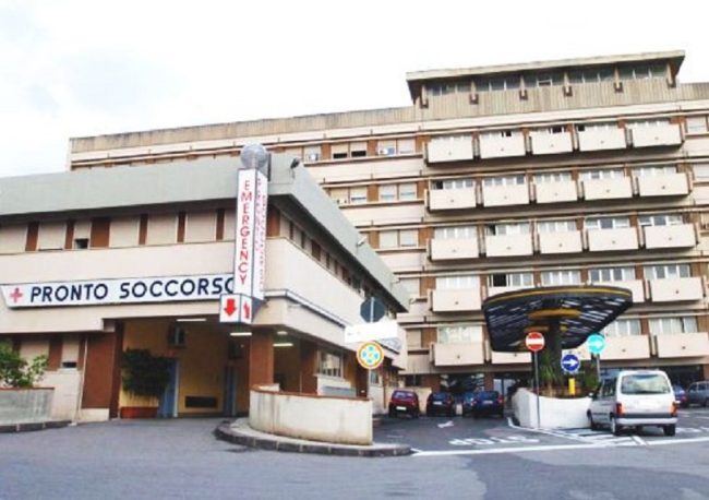 Messina, evade i domiciliari per vedere la salma del parente e aggredisce la sicurezza dell’ospedale