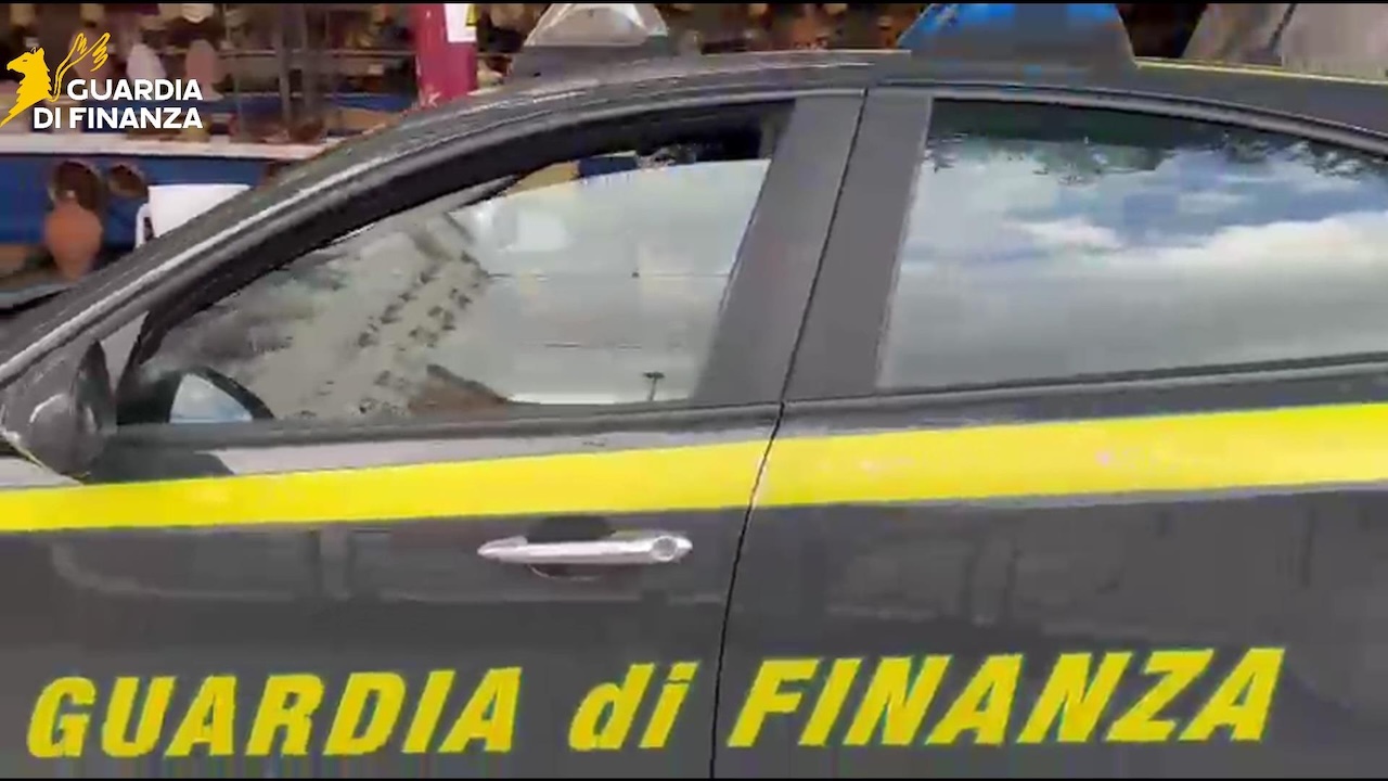 Palermo, maxi sequestro della Finanza: oltre 145mila articoli contraffatti e pericolosi Palermo, maxi sequestro della Finanza: oltre 145mila articoli contraffatti e pericolosi