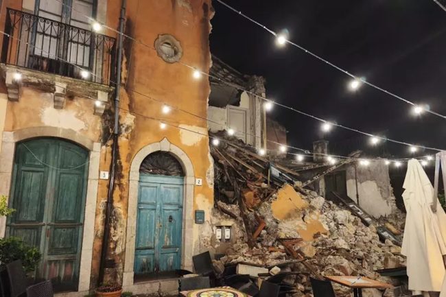 Paura a Taormina: nella notte crolla una casa del centro