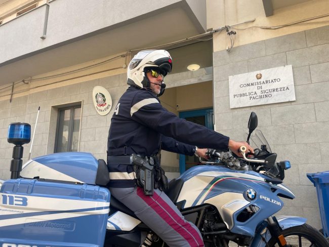 Trova il coraggio di denunciare i maltrattamenti del compagno: salvata da due poliziotti
