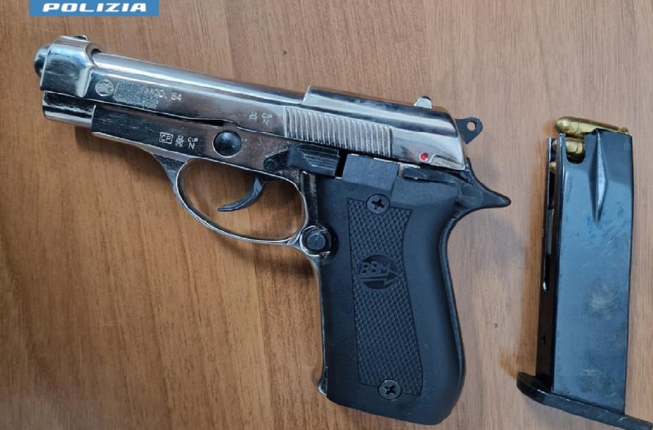 Siracusa, 50enne beccato con pistola e droga: arrestato