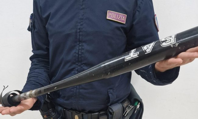 Siracusa, denunciato giovane che nascondeva droga e mazza di ferro sotto il sedile dell’auto
