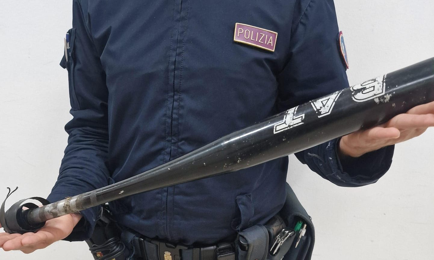 Siracusa, denunciato giovane che nascondeva droga e mazza di ferro sotto il sedile dell’auto Siracusa, denunciato giovane che nascondeva droga e mazza di ferro sotto il sedile dell’auto