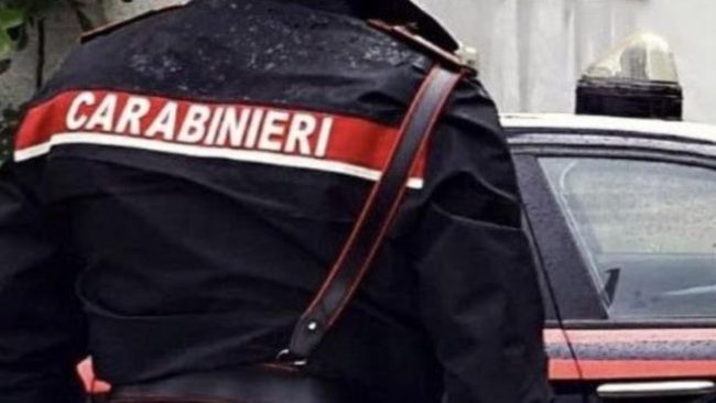 Picchia il padre e distrugge la casa, 55enne arrestato a Messina