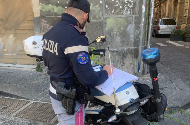 Catania, arrestato parcheggiatore abusivo recidivo: in tasca aveva anche marijuana