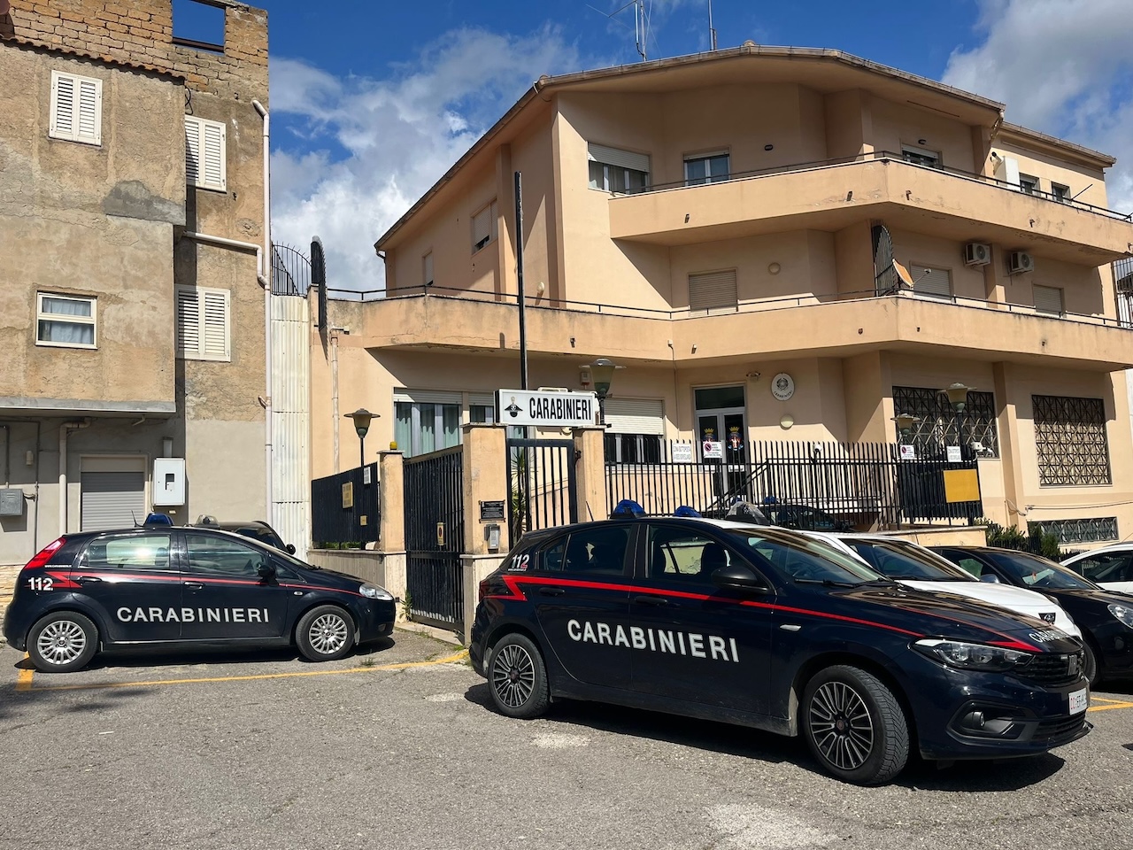 Si finge un carabiniere per truffare un’anziana ma viene arrestato dai “veri” agenti