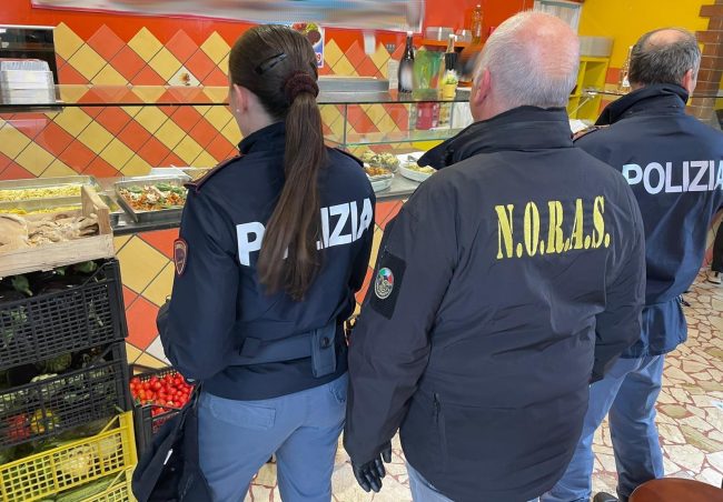 Controlli “a tappeto” ad Acireale, irregolarità e sanzioni per oltre 40mila euro in due esercizi commerciali: distrutti circa 50 chili di alimenti scaduti – VIDEO