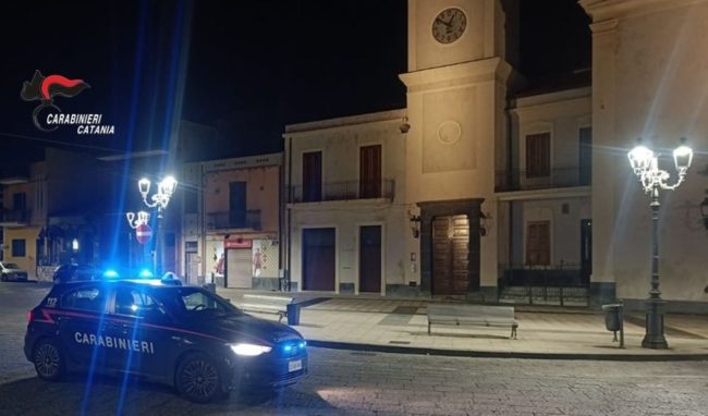 Camporotondo Etneo, tenta di “ostacolare” un controllo dei carabinieri: denunciato 30enne