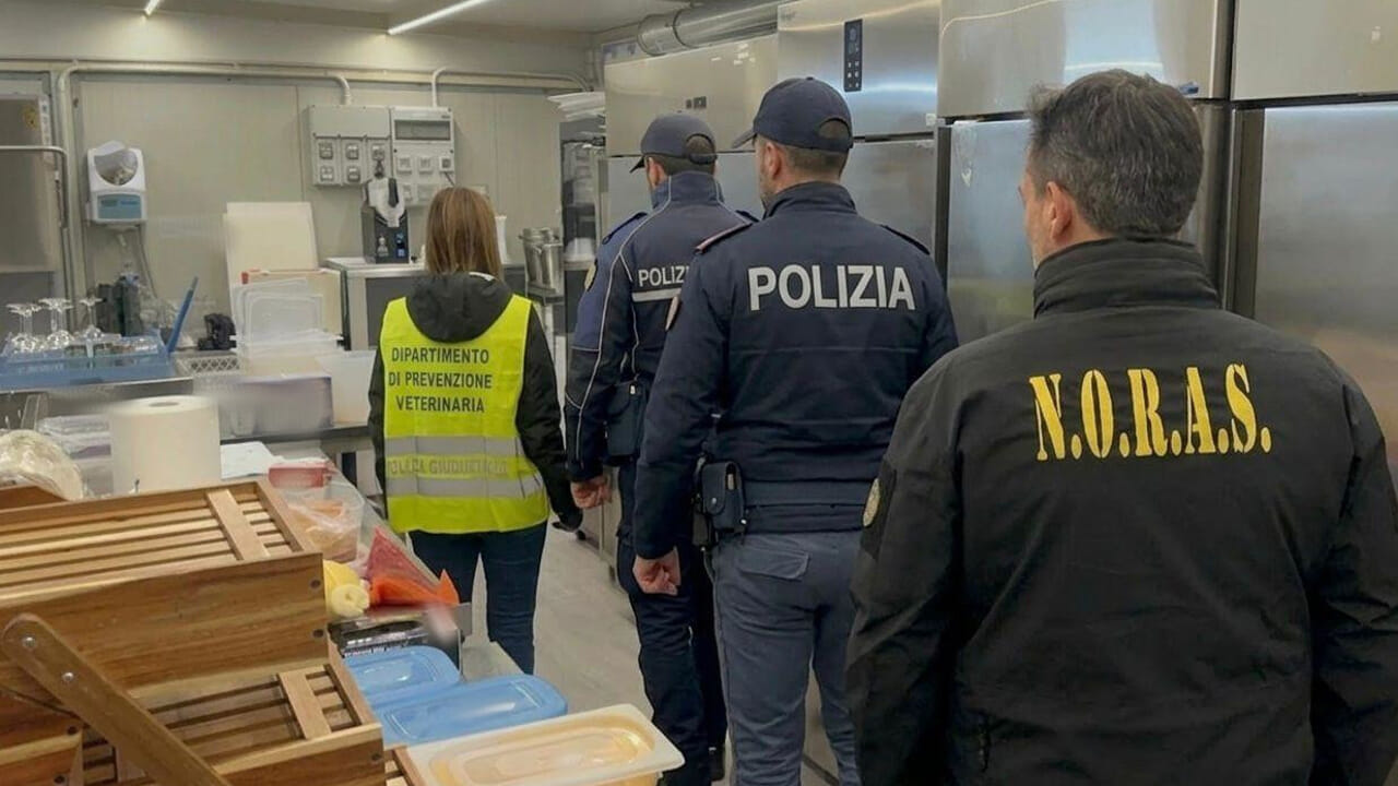Alimenti scaduti e non tracciati, lavoratori in “nero” e gravi irregolarità in due ristoranti di Catania: sanzioni per oltre 32mila euro – VIDEO
