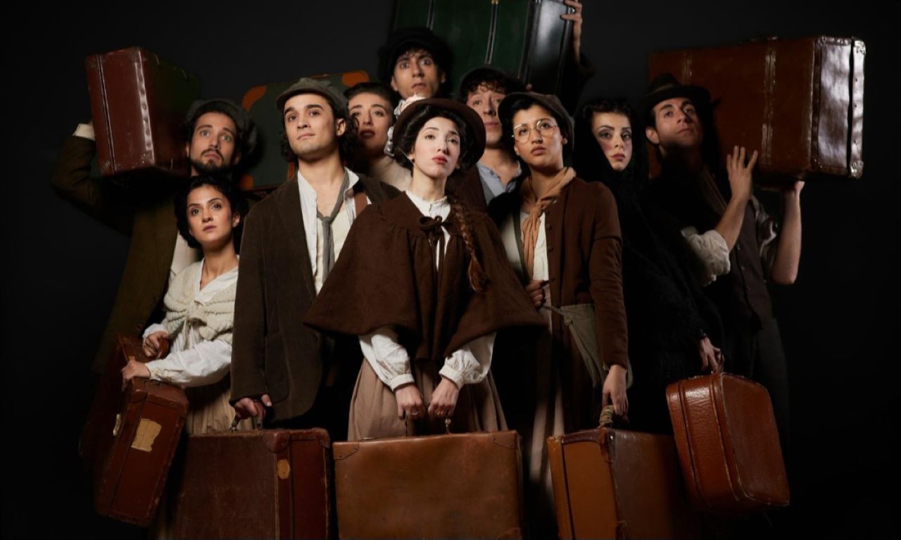 Il musical “Camicette Bianche” e la storia dei migranti siciliani di Marco Savatteri arriva a Catania al Metropolitan Il musical “Camicette Bianche” e la storia dei migranti siciliani di Marco Savatteri arriva a Catania al Metropolitan