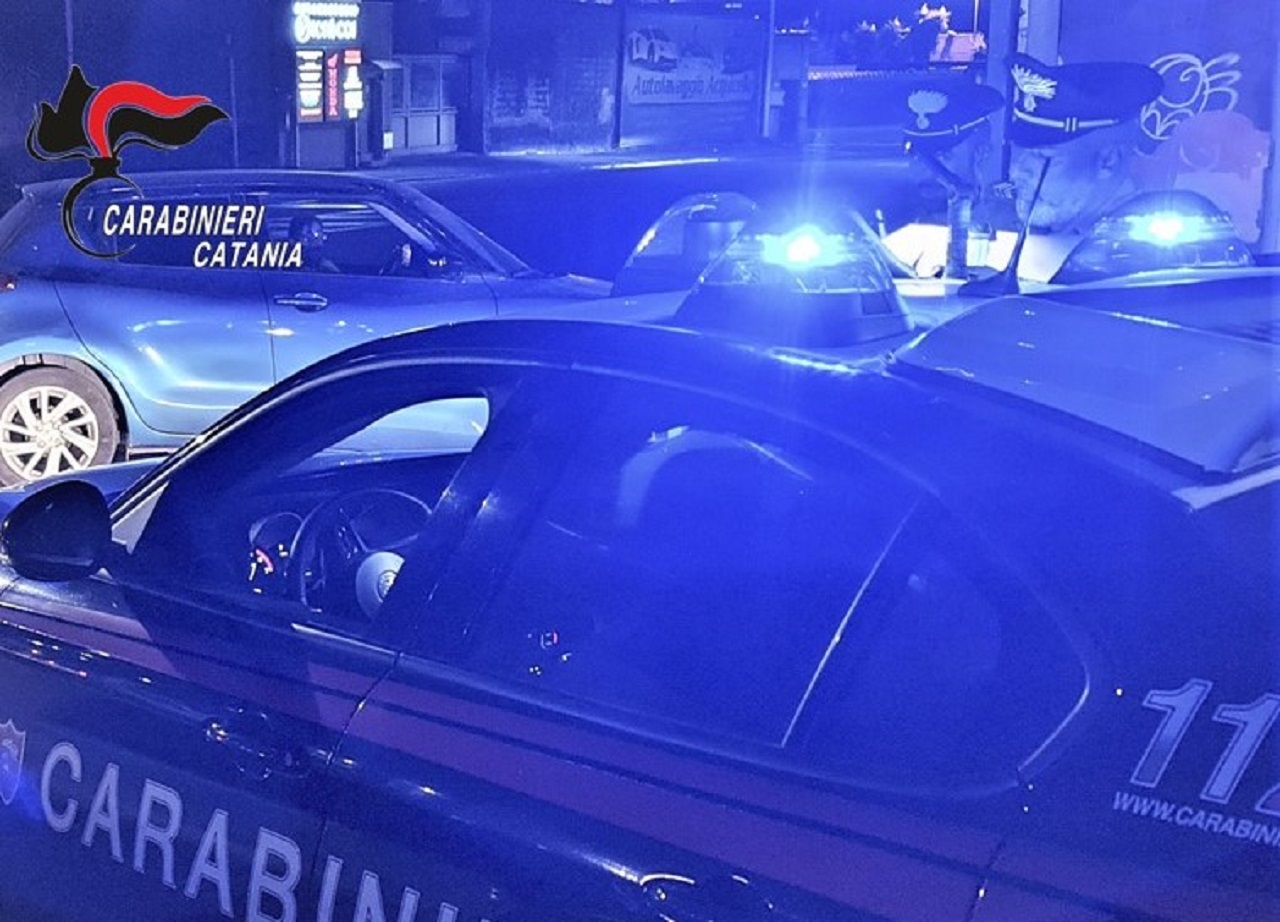 Fermati a Catania due giovani per spaccio: tentano la fuga ma imboccano vicolo cieco