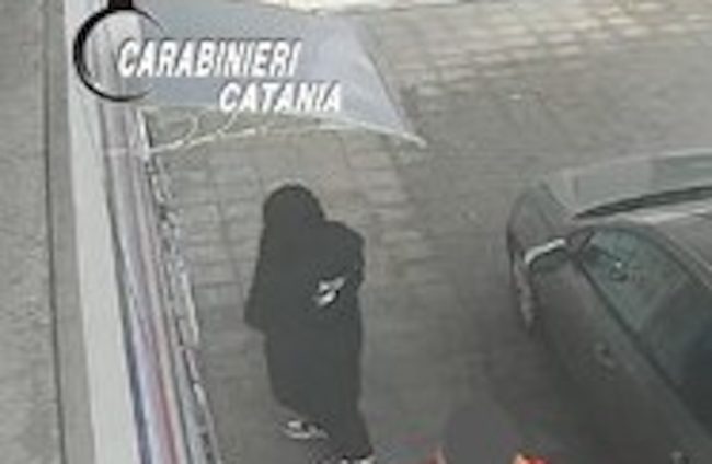 Adrano, trova carta acquisti a terra e la usa per fare spesa: denunciato 37enne