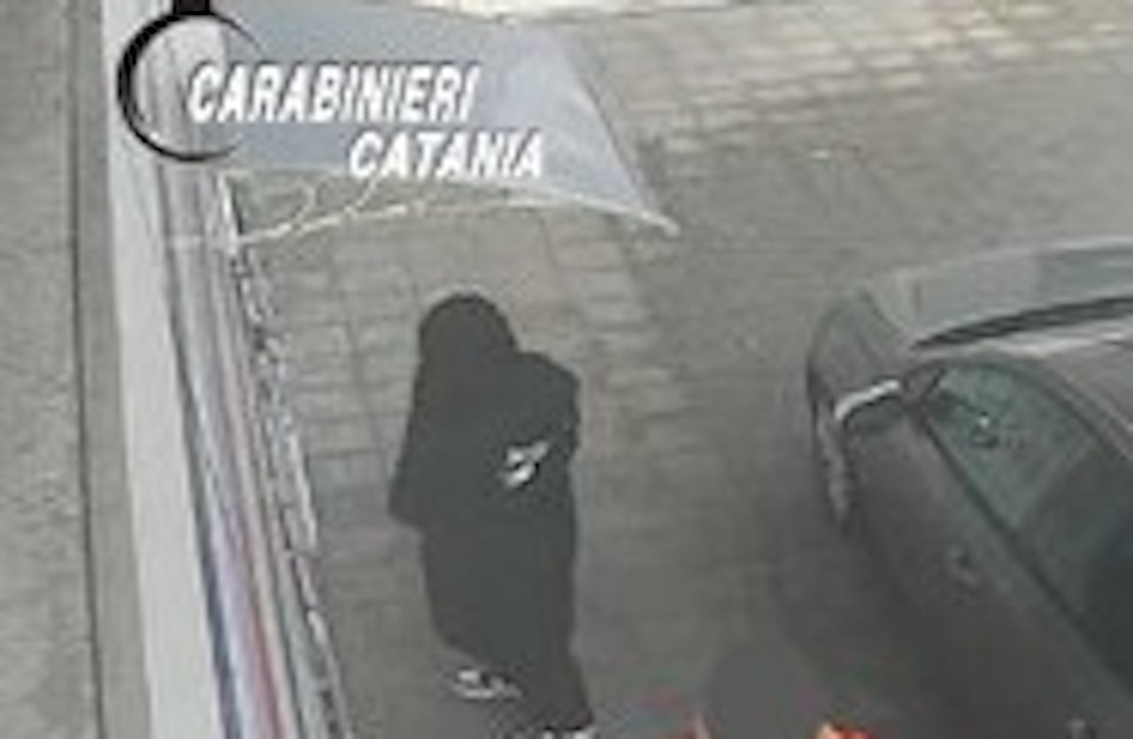 Adrano, trova carta acquisti a terra e la usa per fare spesa: denunciato 37enne