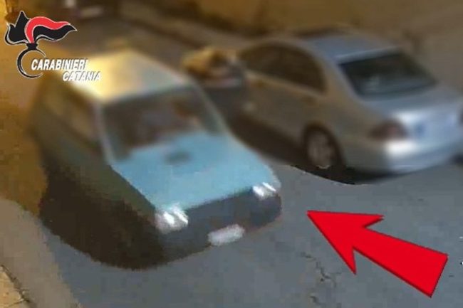 Giarre, colti in flagrante durante il furto di un’automobile: il video