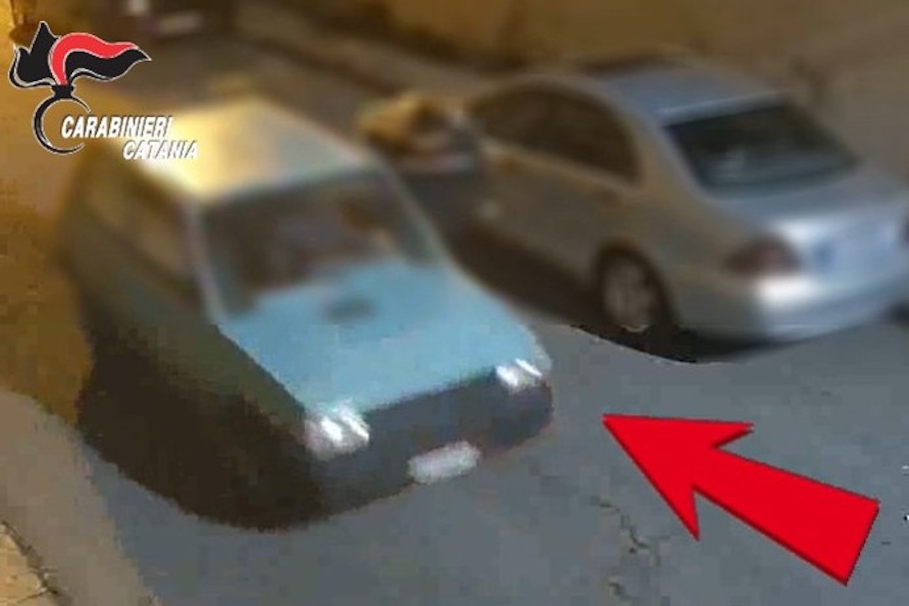 Giarre, colti in flagrante durante il furto di un’automobile: il video