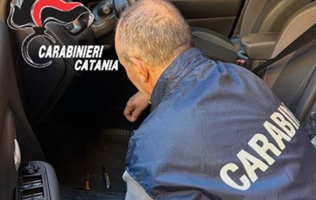 Andavano in giro con due coltelli serramanico in tasca: due denunce a Piedimonte Etneo