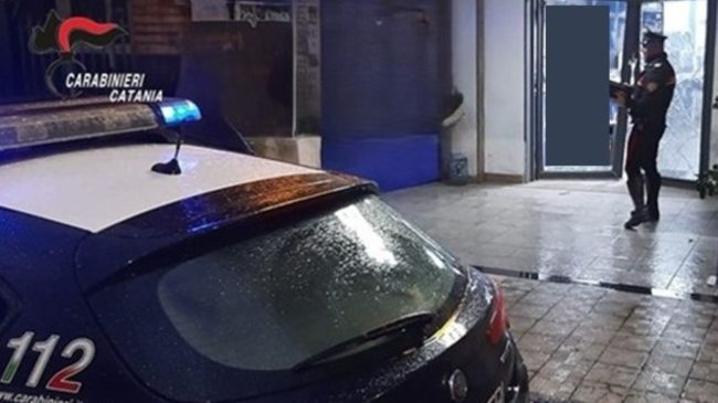 Catania, beccato a sfondare una vetrina in via Asiago: arrestati ladro e “palo”