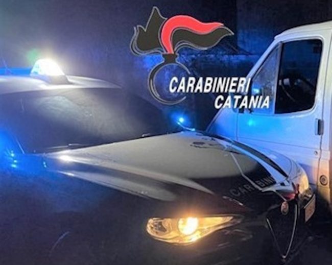 Catania, ruba pacchi da un furgone in sosta: arrestato 43enne