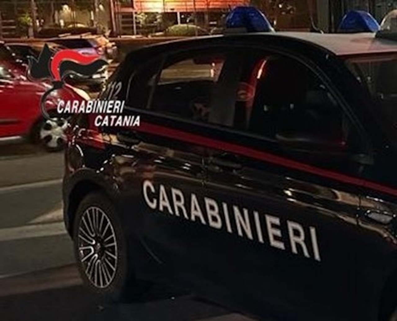 In auto con marijuana, cocaina e coltelli: “colpo d’occhio” dei carabinieri in via Galermo