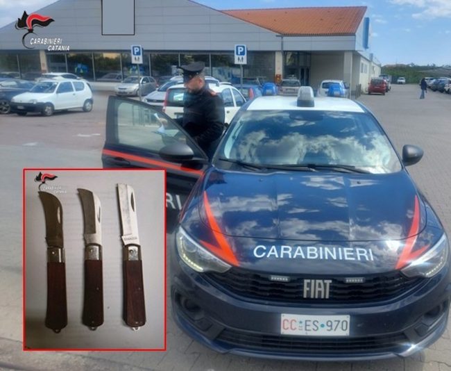 Con 3 coltelli addosso entra in un supermercato per rubare uova di Pasqua: denunciato 68enne