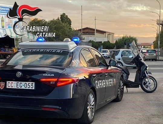 In scooter contromano, senza patente e con la droga: arrestato 19enne di Giarre