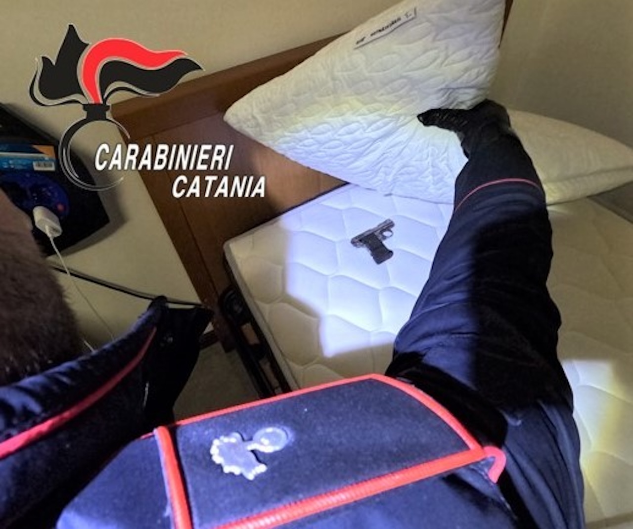 Maletto, minacce alla compagna e pistole clandestine in casa: arrestato 33enne