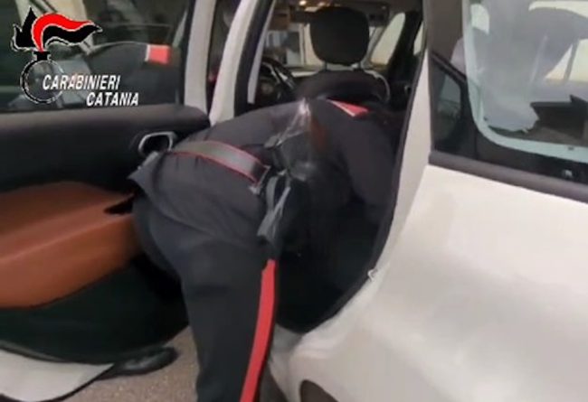 Droga in auto ed esplosivo in camera da letto: il controllo a Paternò