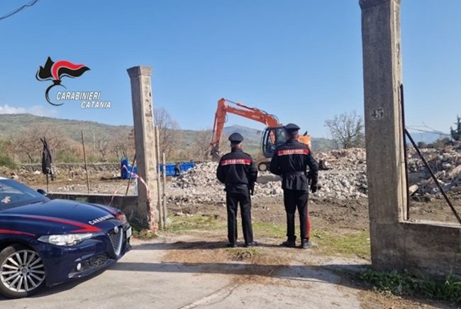 Randazzo, demolito l’“ecomostro” del clan Sangani: dopo 40 anni lo Stato restituisce legalità al territorio